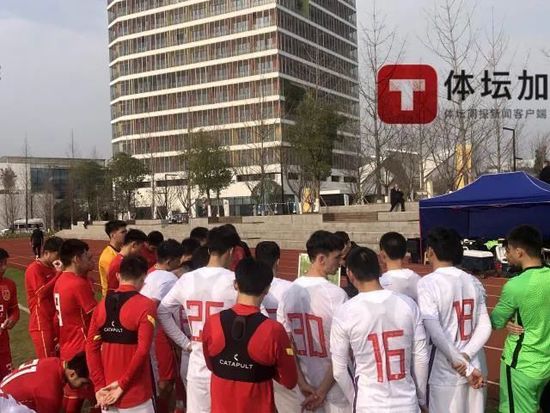 根据德国足协规定，由于未满18岁，门兴还不能向球员提供职业合同。